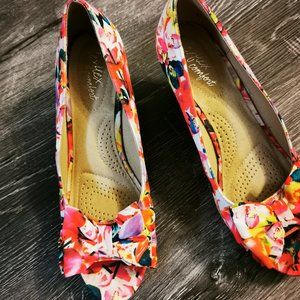 Dexflex Comfort Floral Wedge Heels, Size 8.5